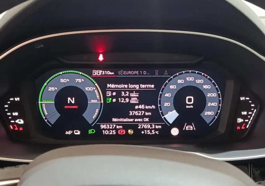 Vue rapprochée du tableau de bord numérique de l’Audi Q3 Sportback 45 TFSI e, affichage multifonctions en couleurs.