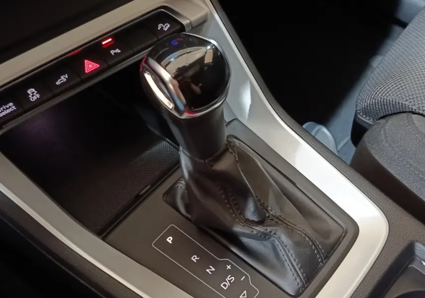 Le levier de vitesses automatique noir et chrome de l'Audi Q3 Sportback 45 TFSI e, vue rapprochée intérieure.