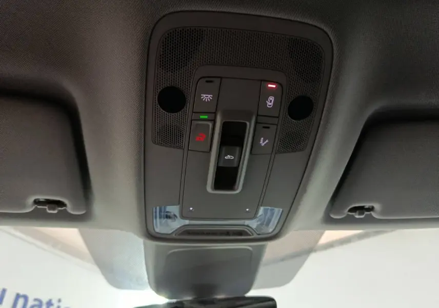 Vue intérieure du plafonnier gris foncé de l'Audi Q3 Sportback avec commandes d'éclairage et d'ouverture de toit.
