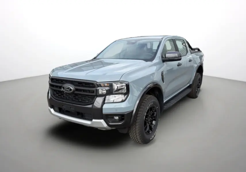 Ford Ranger gris commandeur en 3/4 avant droit avec arceaux noirs et marchepieds visibles.