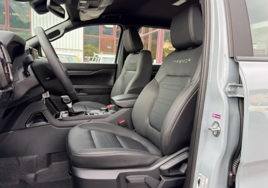Vue intérieure côté conducteur du Ford Ranger gris commandeur 2026, sièges en cuir avec logo Tremor brodé.