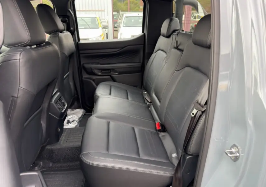 Vue intérieure côté droit montrant la banquette arrière en cuir noir du Ford Ranger gris commandeur 2026.