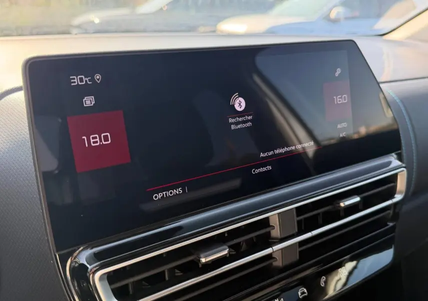 Écran tactile central du tableau de bord du Citroën C5 Aircross 2025 avec interface Bluetooth et réglages climatisation.