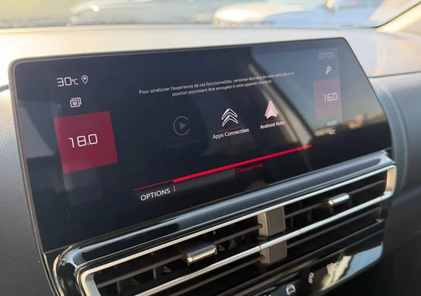 Écran tactile central affichant les options connectées dans l’habitacle du Citroën C5 Aircross 2025.