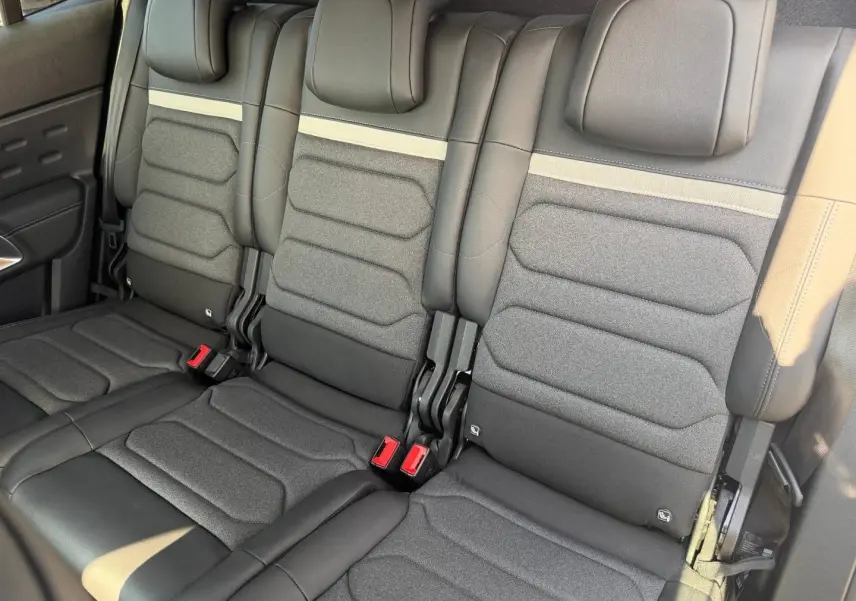 Vue rapprochée des trois sièges individuels arrière en tissu noir et cuir du Citroën C5 Aircross 2025.