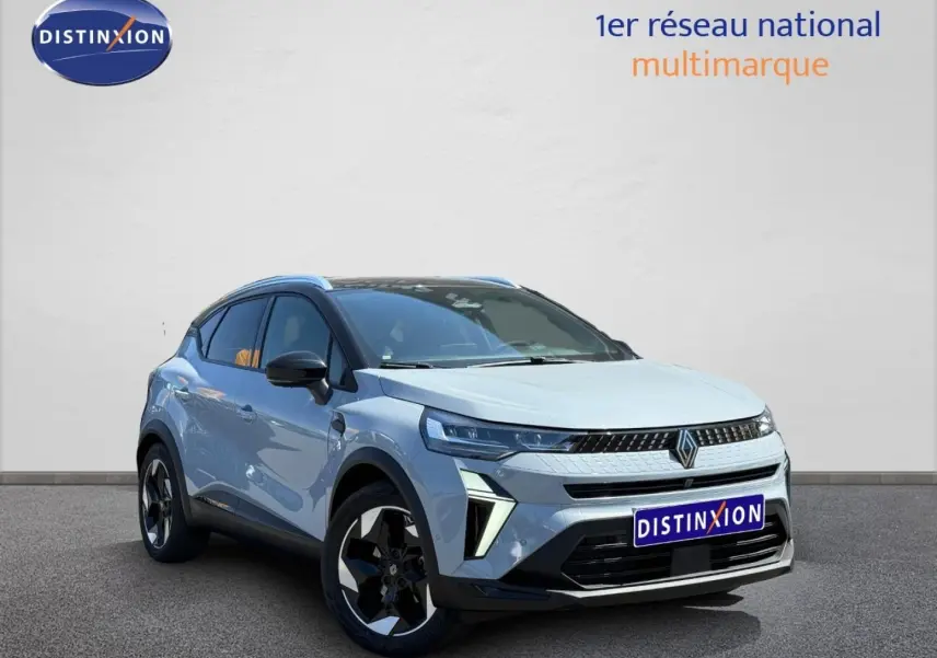 Renault Captur 1.6 E-Tech gris Rafale métallisé en 3/4 avant avec jantes alu et phares LED distinctifs.