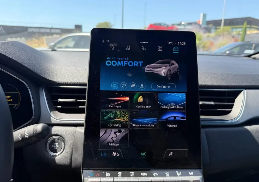 Écran tactile central du tableau de bord du Renault Captur gris Rafale, affichant le mode Confort et les options de conduite.