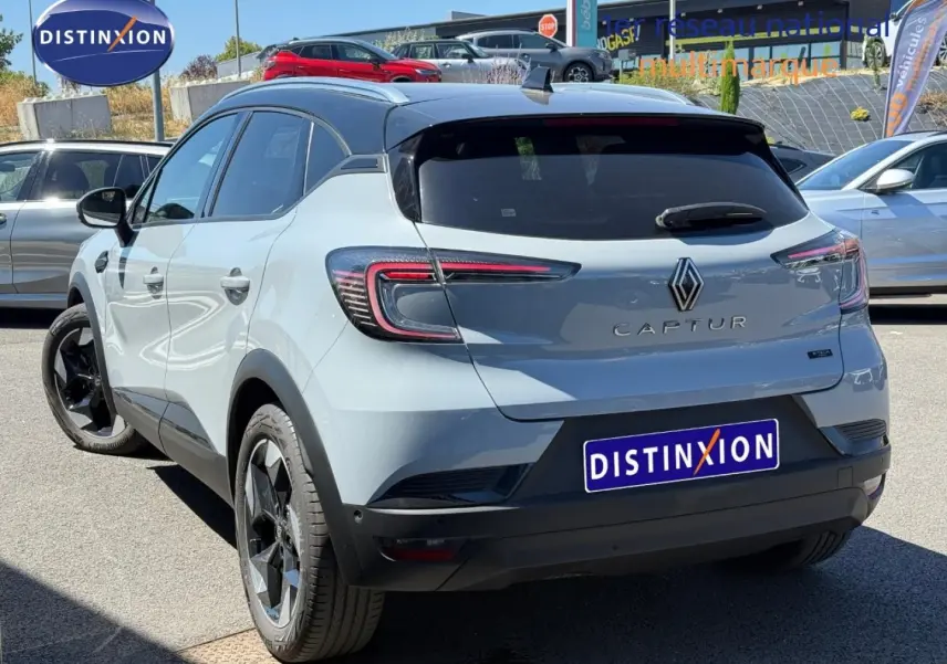 Vue 3/4 arrière droite du Renault Captur gris Rafale métallisé avec feux arrière LED et jantes alu noires.