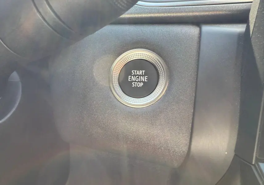 Détail du bouton Start Engine Stop sur le tableau de bord noir du Renault Captur 1.6 E-Tech hybride 2025.