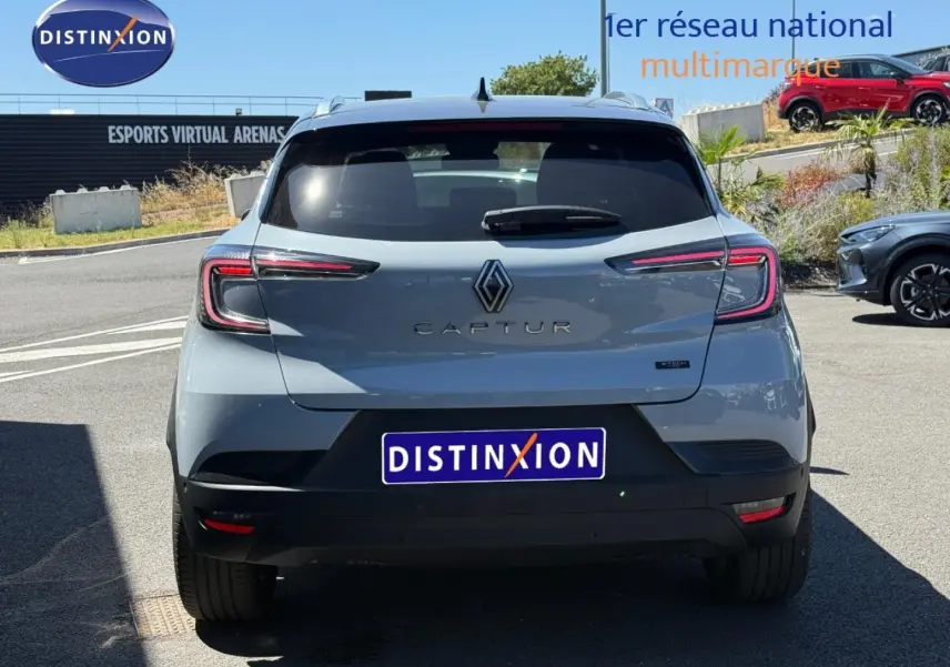 Vue arrière d'un Renault Captur gris Rafale métallisé avec feux LED et logo central bien visibles.