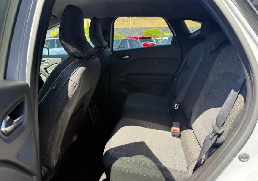 Vue intérieure côté droit des sièges arrière gris foncé du Renault Captur 2025, avec ceintures de sécurité visibles.