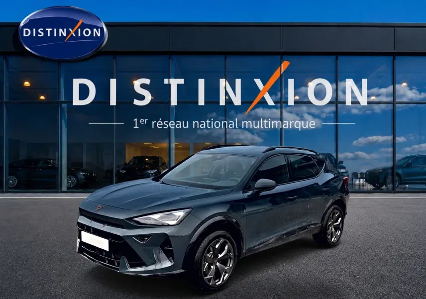 Vue 3/4 avant droit d'un CUPRA Formentor 1.5 etsi hybrid bleu fjord avec jantes 18 pouces devant un showroom Distinxion.