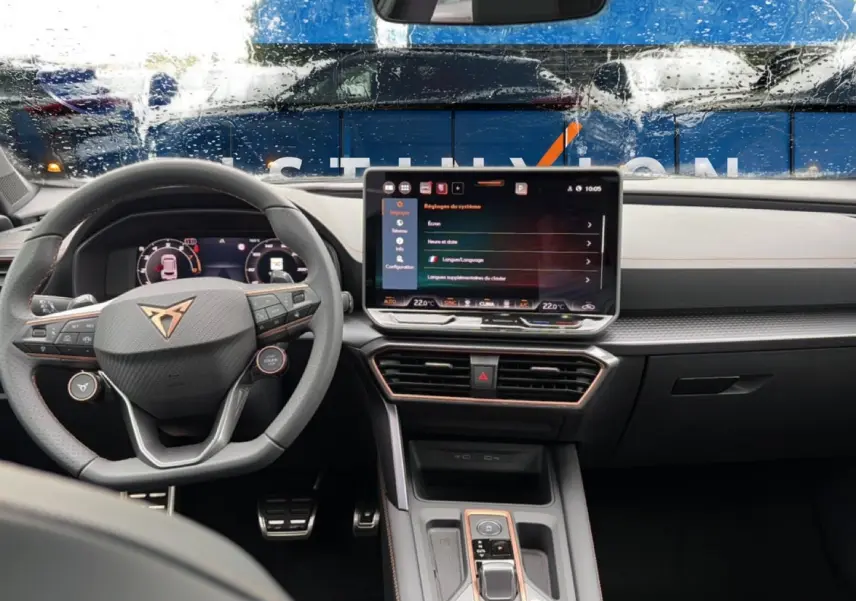 Vue intérieure frontale du tableau de bord et volant cuir noir du CUPRA Formentor 1.5 etsi hybrid 2026 avec écran tactile central.