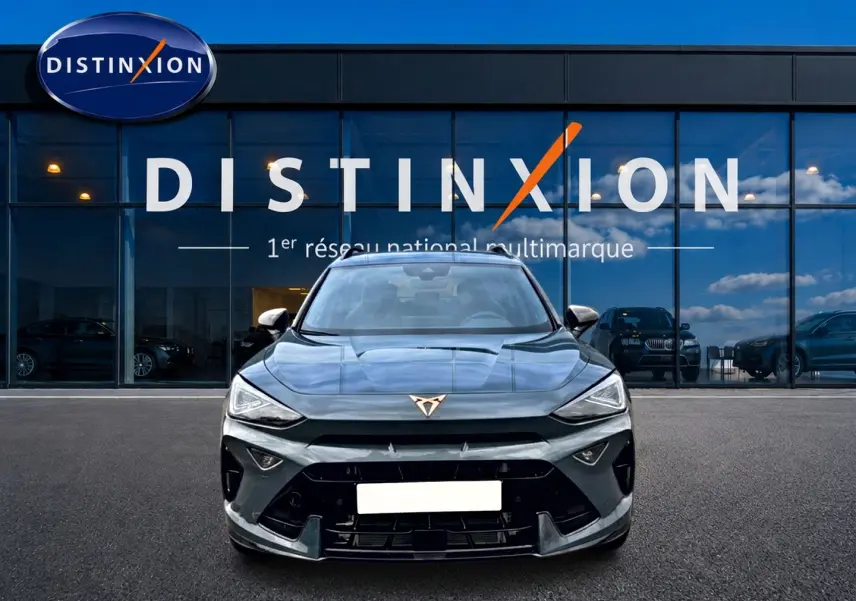 Vue frontale d'une CUPRA Formentor bleu fjord 2026 avec logo distinctif et calandre sportive noire.