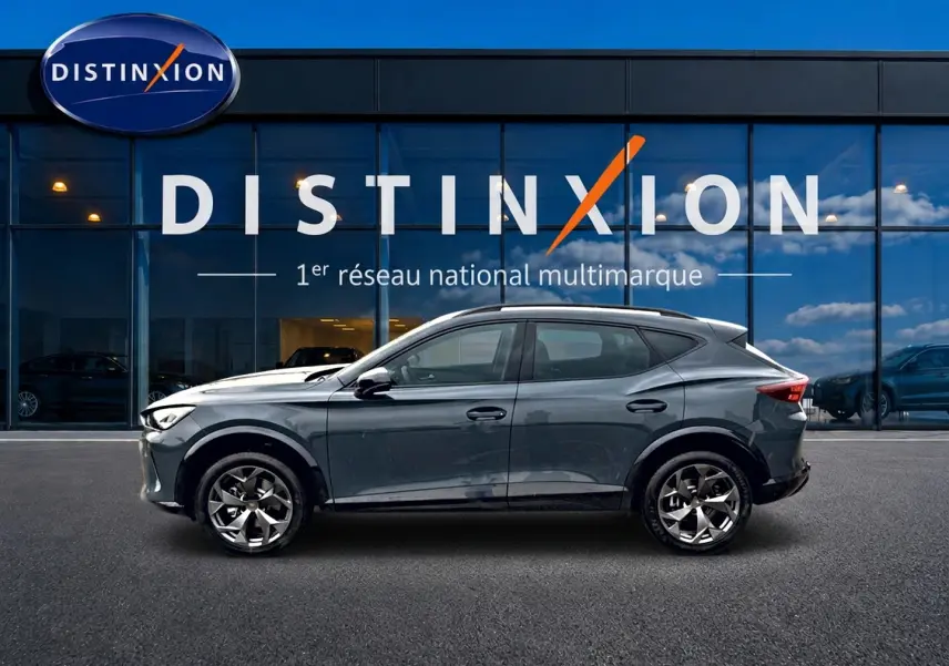Profil côté gauche d'un CUPRA Formentor bleu fjord 2026 garé devant une vitrine avec logo Distinxion.