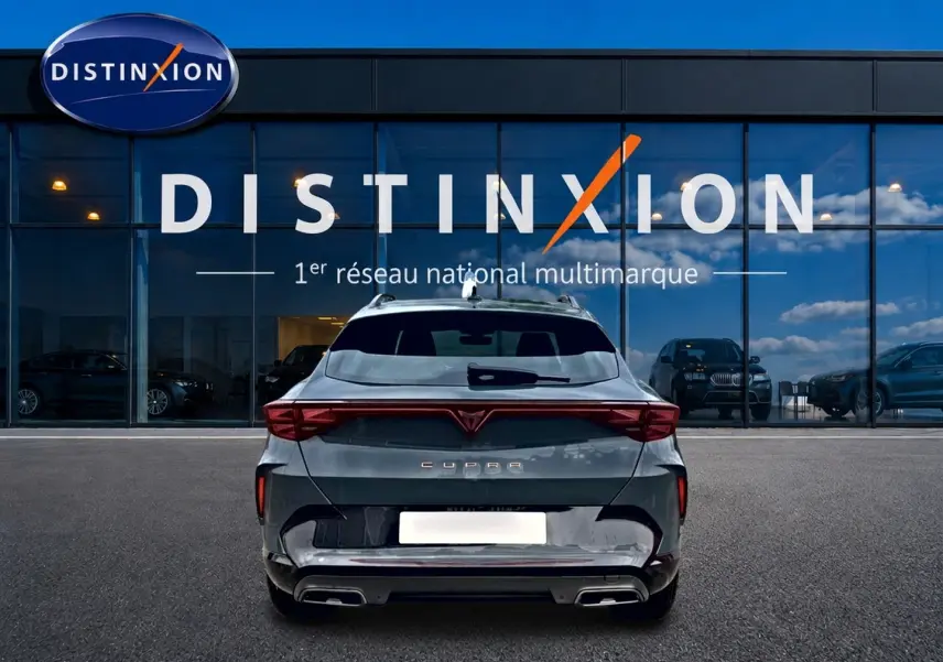 Vue arrière d'un CUPRA Formentor 1.5 etsi hybrid 2026 en bleu fjord avec feux arrière LED et double sortie d'échappement.