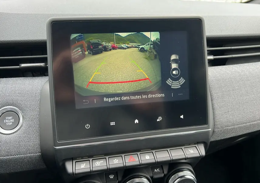 Écran central de la Renault Clio V TCe 90 Techno 2025 montrant la caméra de recul avec lignes de guidage colorées.