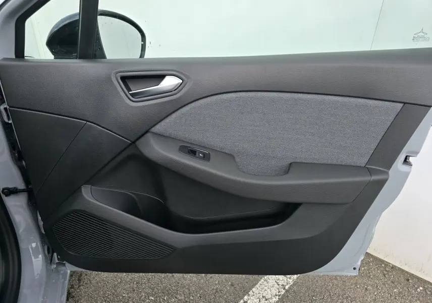 Vue intérieure de la porte avant gauche de la Renault Clio 2025 gris Rafale avec habillage tissu gris et plastique noir.