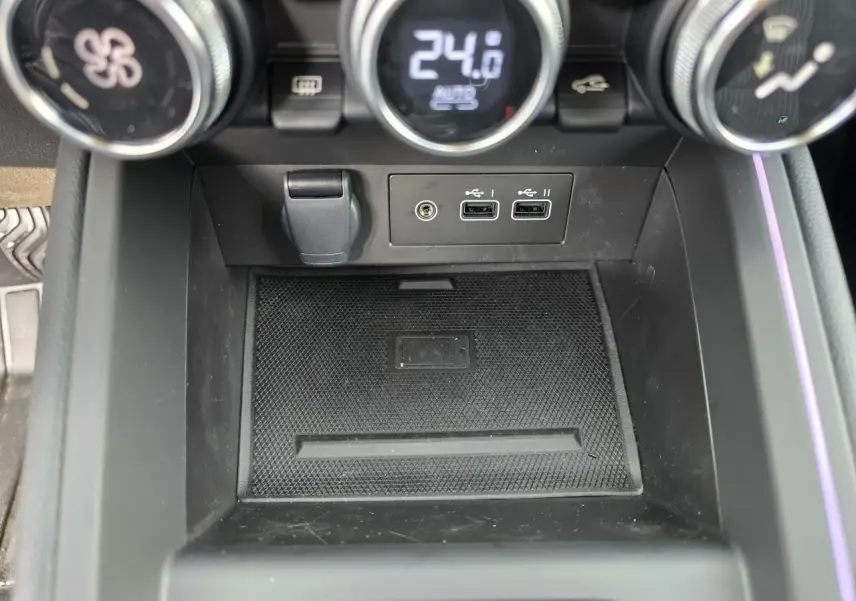 Vue rapprochée de la console centrale de la Renault Clio 2025, avec commandes climatisation et ports USB visibles.