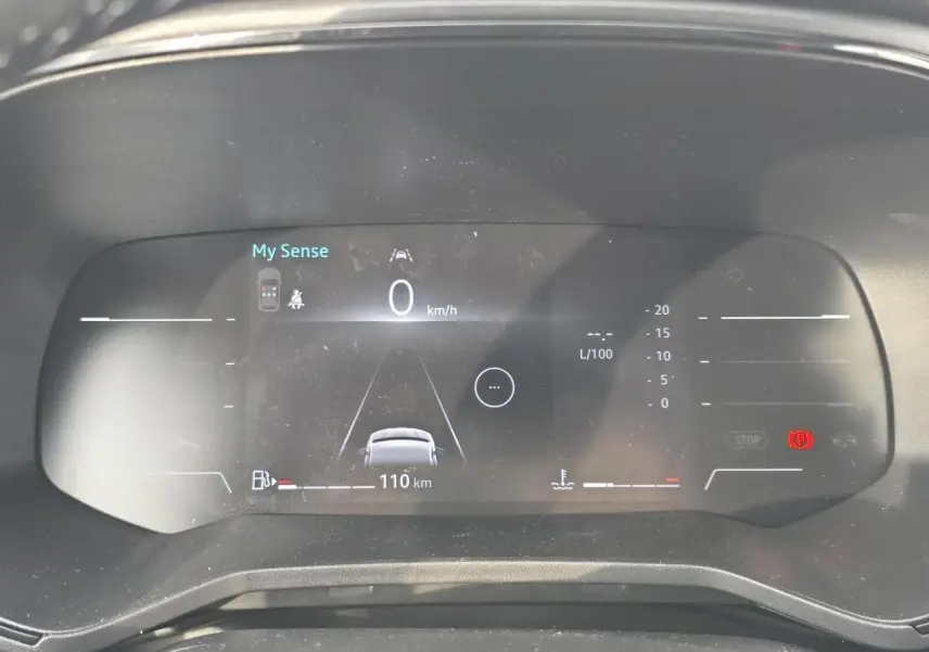 Vue rapprochée du tableau de bord numérique de la Renault Clio V gris Rafale, affichant le mode My Sense et la vitesse à 0 km/h.