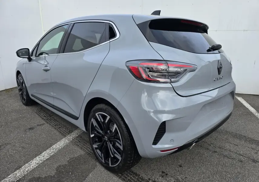 Renault Clio 2025 gris Rafale métal vue 3/4 arrière droit avec jantes alliage noires et vitres surteintées.