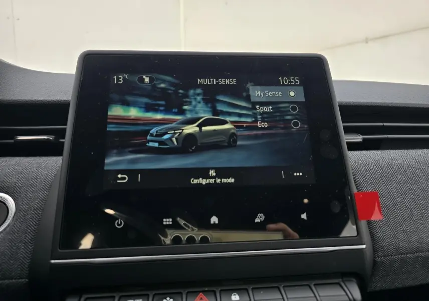Écran tactile intérieur montrant la Renault Clio V gris Rafale en vue 3/4 avant dans le mode Multi-Sense.