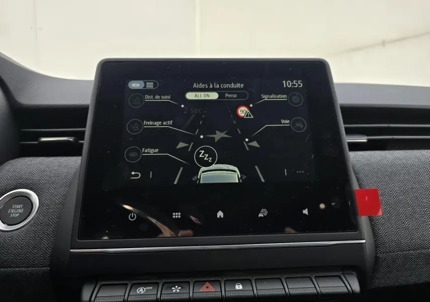 Écran tactile central du tableau de bord de la Renault Clio V 2025 affichant les aides à la conduite.