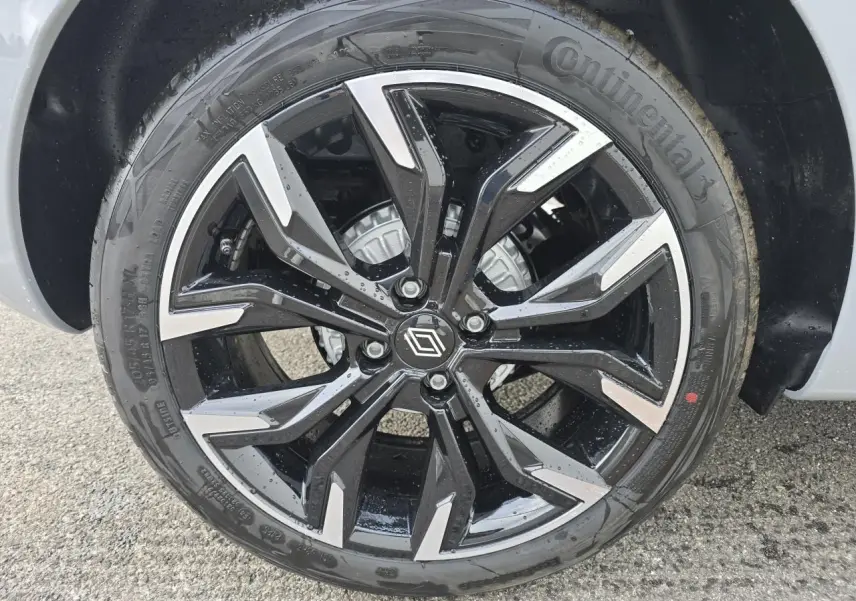 Gros plan sur la jante alliage 17 pouces noir monastella avec inserts chromés de la Renault Clio Gris Rafale Metal.