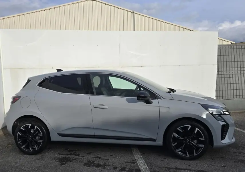 Profil côté gauche de la Renault Clio V gris Rafale métal avec jantes alliage noires et vitres surteintées.