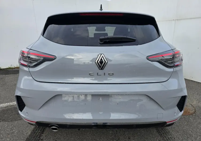 Vue arrière d'une Renault Clio gris Rafale métallisé avec feux LED en forme de C et lunette arrière surteintée.