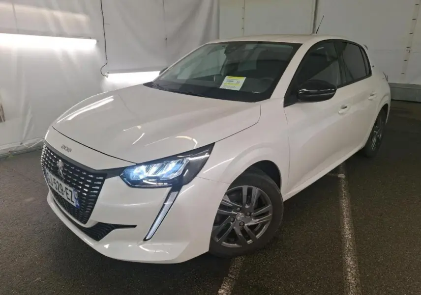 Peugeot 208 blanche vue en 3/4 avant droit, phares LED allumés et jantes alliage 16 pouces visibles.