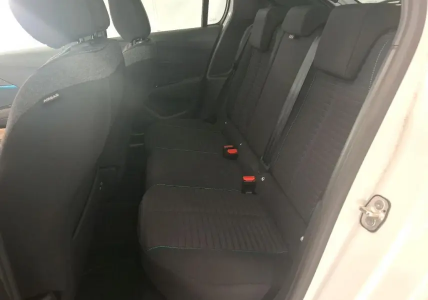 Vue intérieure côté droit sur la banquette arrière noire avec ceinture de sécurité d'une Peugeot 208 blanche 2022.