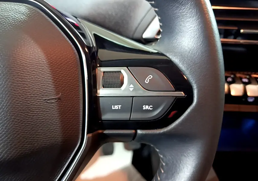 Gros plan sur les commandes gauche du volant cuir noir du Peugeot 5008 PureTech 130 S&S Active Business 2021.