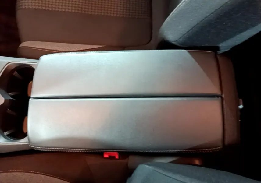 Accoudoir central en cuir noir avec porte-gobelets, intérieur du Peugeot 5008 PureTech 130 S&S Active Business 2021.