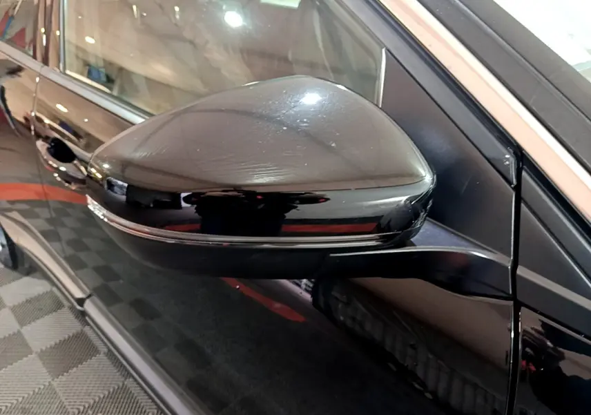 Gros plan sur le rétroviseur côté conducteur noir brillant du Peugeot 5008 PureTech 130 S&S Active Business 2021.