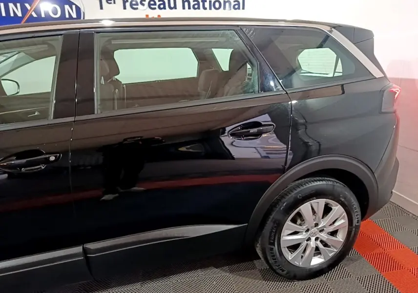 Vue latérale droite du Peugeot 5008 noir, mettant en valeur les vitres teintées et les jantes alliage.