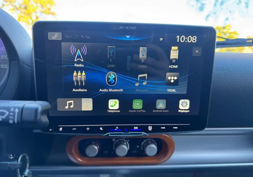 Écran tactile Alpine au tableau de bord de la Lotus Elise 3 Cup 250 2021, avec commandes climatisation en dessous.