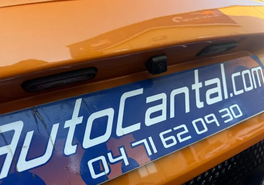 Gros plan sur la caméra de recul et l’arrière orange vif de la Lotus Elise 3 Cup 250 avec plaque AutoCantal.
