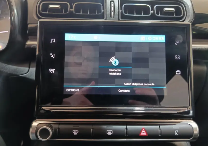 Vue rapprochée de l’écran tactile central noir du tableau de bord de la Citroën C3, affichant la connexion Bluetooth.