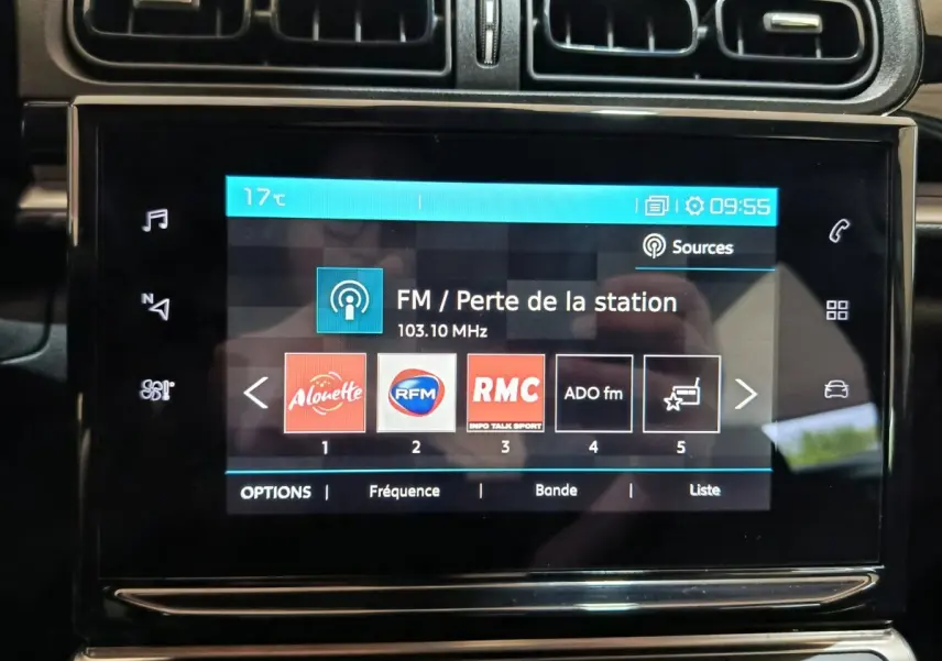Écran tactile central de la Citroën C3 blanche, affichant les stations radio avec température extérieure à 17°C.