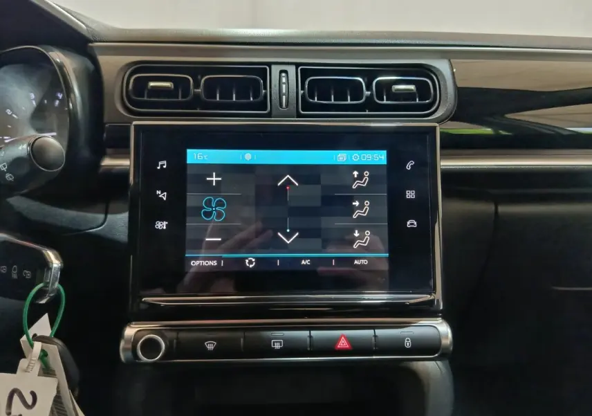 Vue rapprochée de l'écran tactile central et des commandes de climatisation du tableau de bord de la Citroën C3 2020.