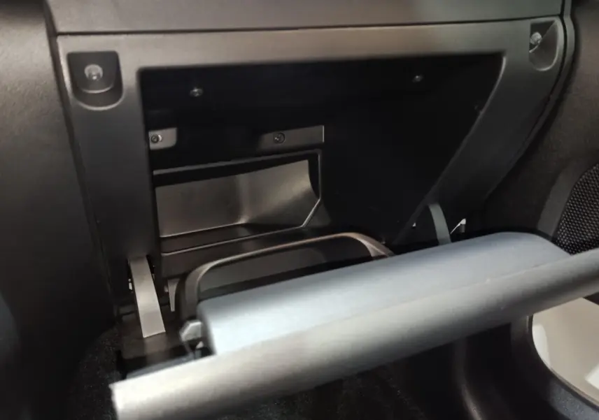 Vue rapprochée de la boîte à gants ouverte côté passager dans l'habitacle noir de la Citroën C3 blanche 2020.