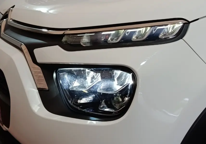 Gros plan sur le phare avant droit blanc du Citroën C3 2020 avec éclairage LED et antibrouillard intégré.