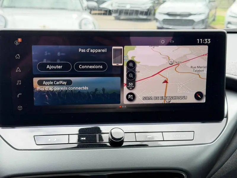 Écran tactile central du Nissan Juke 2025 affichant la navigation et les options de connexion Apple CarPlay.