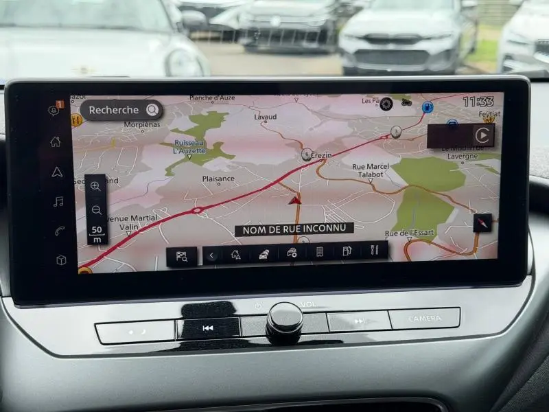 Écran tactile central du tableau de bord du Nissan Juke 2025 affichant la navigation GPS en mode carte.