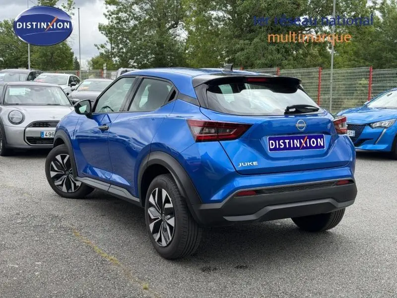 Nissan Juke 2025 bleu magnétique en 3/4 arrière droit, avec feux arrière LED et jantes alliage distinctives.