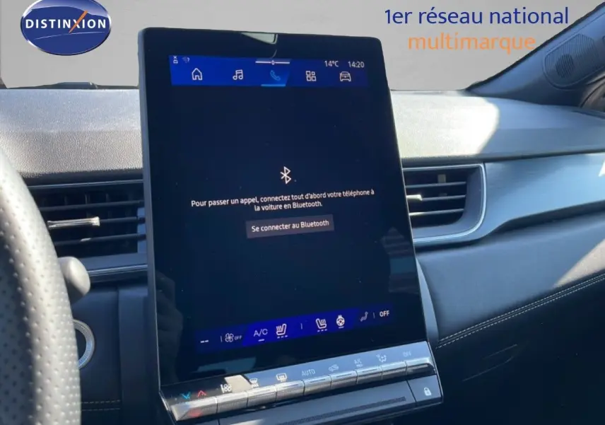 Vue intérieure du tableau de bord du Renault Symbioz 2025, écran tactile central noir avec interface Bluetooth affichée.