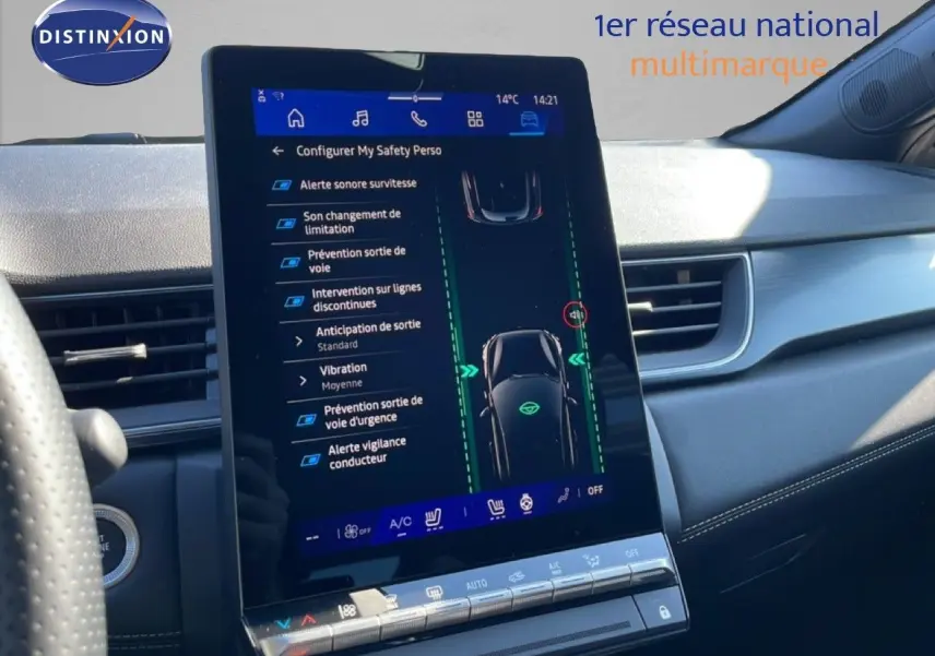 Vue intérieure centrée sur l'écran tactile vertical du tableau de bord du Renault Symbioz noir étoile métal, affichant les réglages d'aide à la conduite.