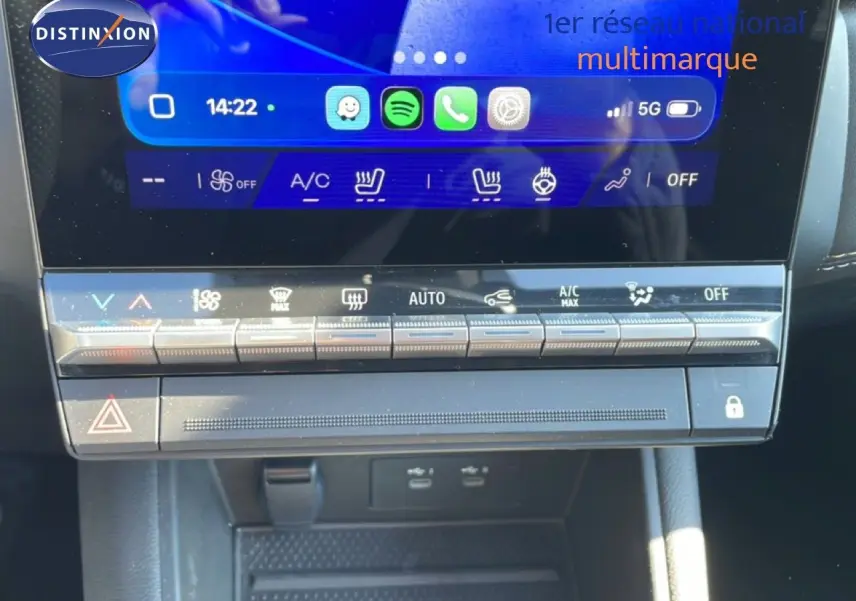 Gros plan sur la console centrale tactile du Renault Symbioz noir étoile métal, affichant les commandes climatisation et multimédia.