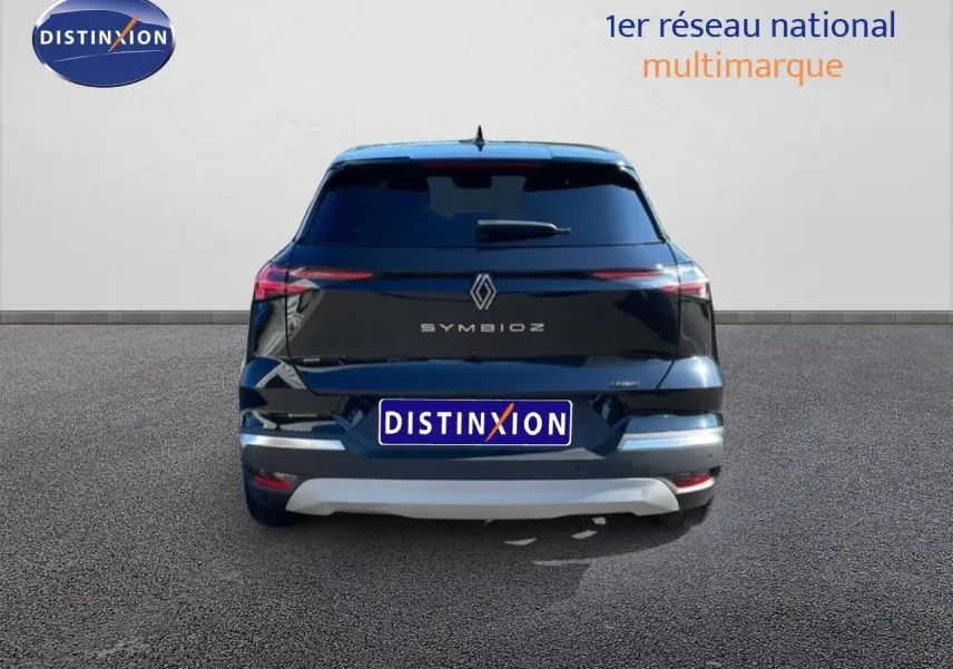Vue arrière d’un Renault Symbioz noir étoile métal, soulignant ses feux arrière fins et son logo central lumineux.